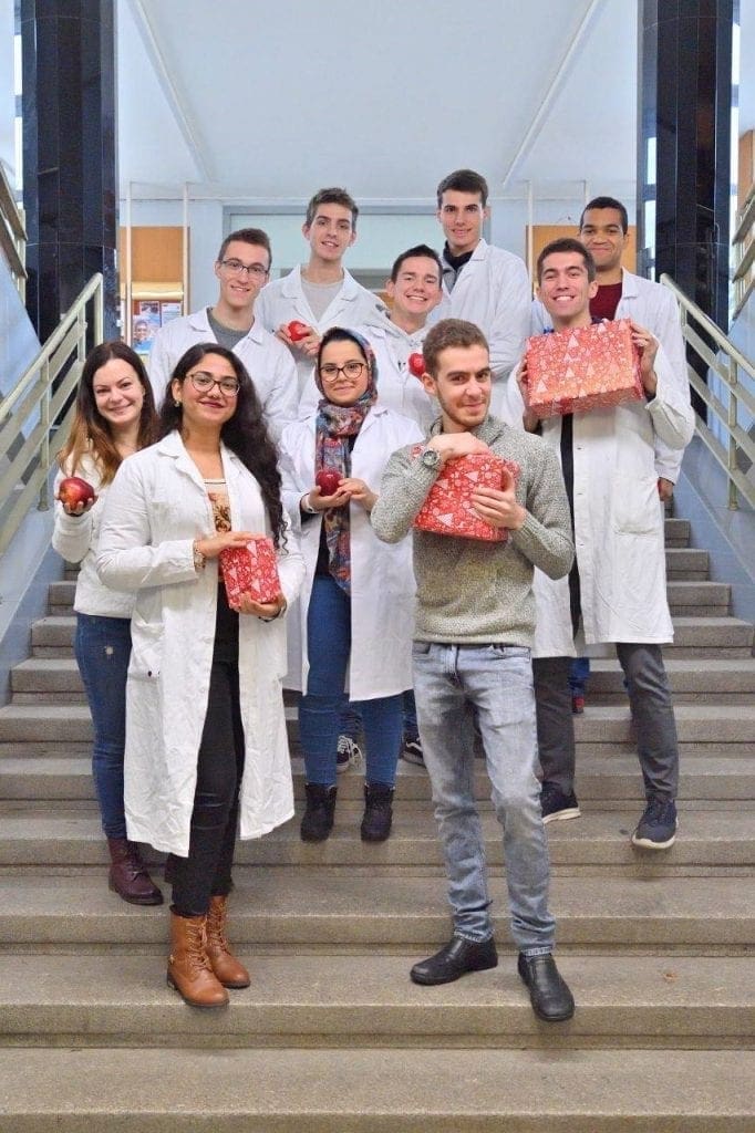 סטודנטים לרוקחות בחו"ל מצטלמים על מדרגות הפקולטה לרפואה באוניברסיטת צ'ארלס